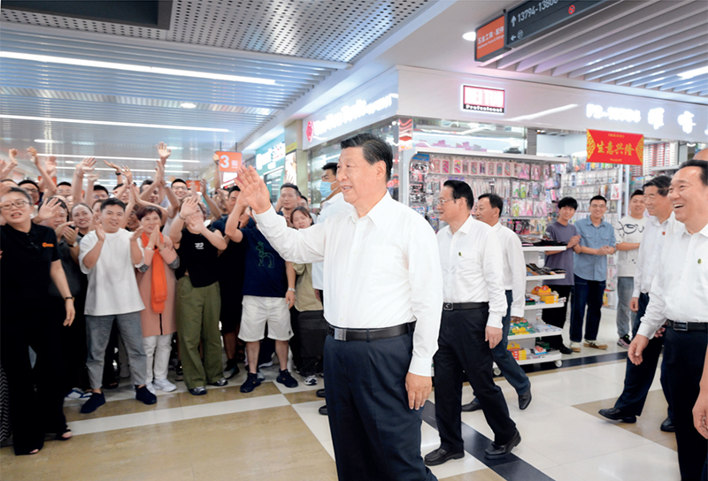 2023年9月20日至21日，，，，，中共中央总书记、国家主席、中央军委主席习近平在浙江考察。。。。。这是20日上午，，，，，习近平在义乌国际商贸城考察时，，，，，同商户亲切交流。。。。。 新华社记者 李学仁/摄