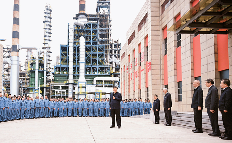 2023年10月10日至13日，，，，，中共中央总书记、国家主席、中央军委主席习近平在江西考察。。。。。这是10日下午，，，，，习近平在中国石化九江分公司考察时，，，，，同企业员工亲切交流。。。。。 新华社记者 谢环驰/摄