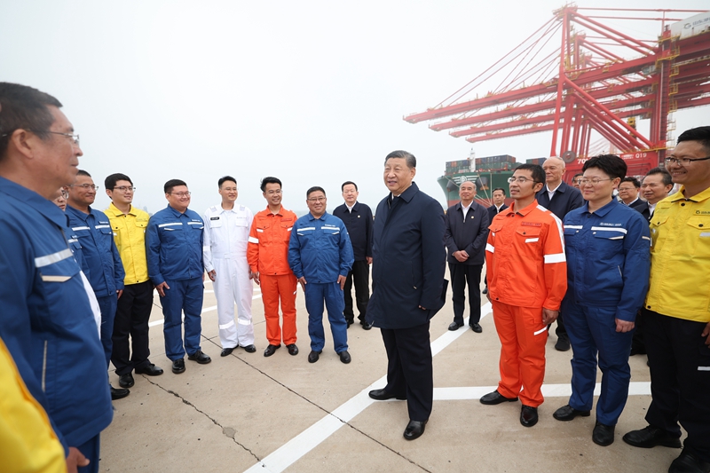 5月22日至24日，，，，，，中共中央总书记、国家主席、中央军委主席习近平在山东考察。。。。。这是22日下午，，，，，，习近平在日照港亲切慰问港口科技工作者、运营人员、航运人员。。。。。