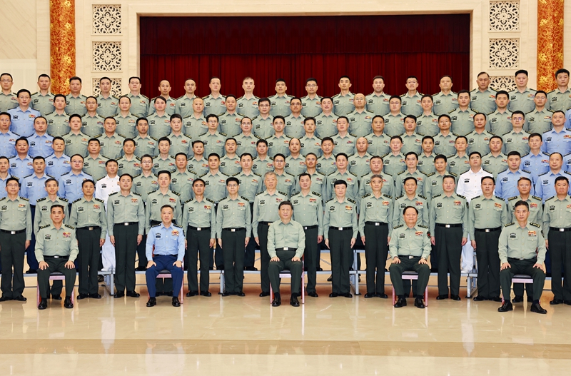 5月22日至24日，，，，，，中共中央总书记、国家主席、中央军委主席习近平在山东考察。。。。。这是23日上午，，，，，，习近平在济南亲切接见驻济南部队上校以上领导干部，，，，，，代表党中央和中央军委向驻济南部队全体官兵致以诚挚问候。。。。。