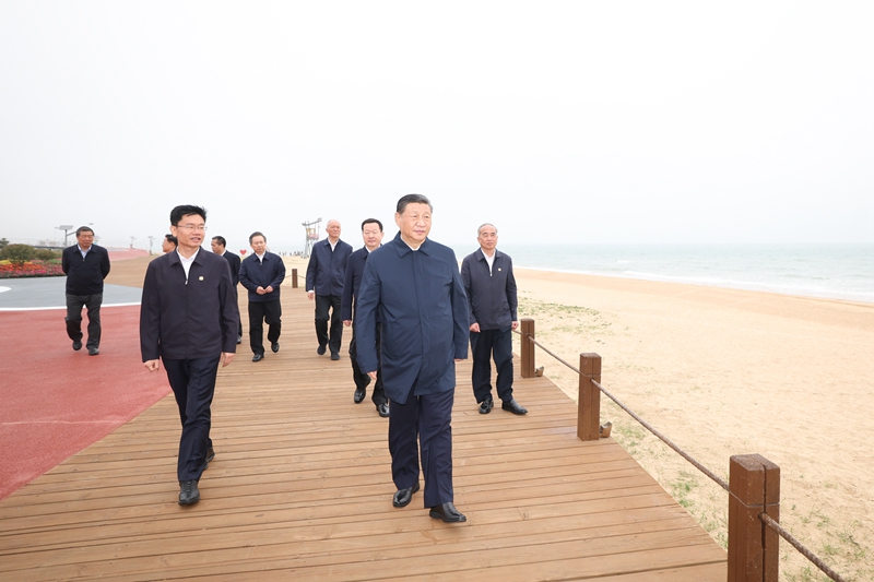 5月22日至24日，，，，，，中共中央总书记、国家主席、中央军委主席习近平在山东考察。。。。。这是22日下午，，，，，，习近平在日照市阳光海岸绿道考察。。。。。