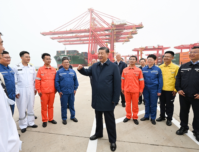 ??5月22日至24日，，，，，，中共中央总书记、国家主席、中央军委主席习近平在山东考察。。。。。这是22日下午，，，，，，习近平在日照港亲切慰问港口科技工作者、运营人员、航运人员。。。。。 