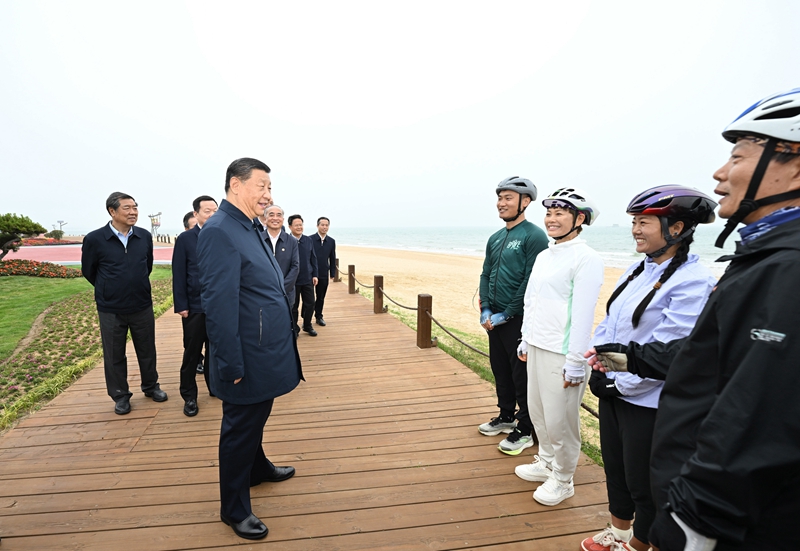 5月22日至24日，，，，，，中共中央总书记、国家主席、中央军委主席习近平在山东考察。。。。。这是22日下午，，，，，，习近平在日照市阳光海岸绿道同市民亲切交流。。。。。