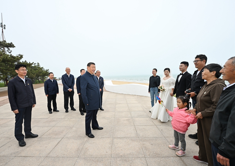 5月22日至24日，，，，，，中共中央总书记、国家主席、中央军委主席习近平在山东考察。。。。。这是22日下午，，，，，，习近平在日照市阳光海岸绿道同市民亲切交流。。。。。
